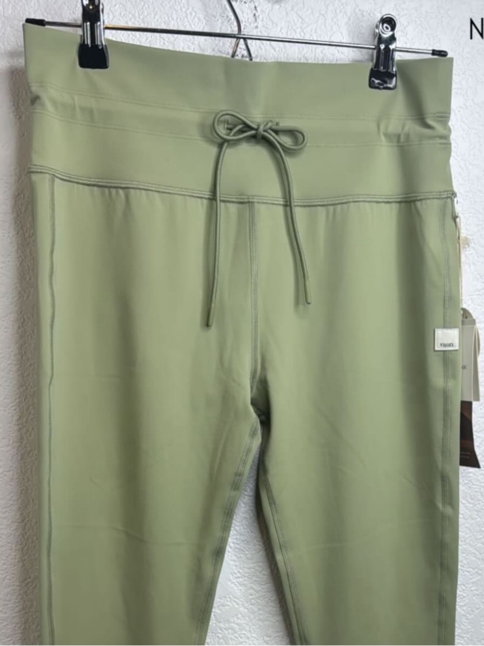 Vuori green sprout daily jogger NWT size large